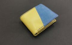 黄色と青の2つ折り財布