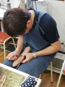 ハンドソーン中底加工