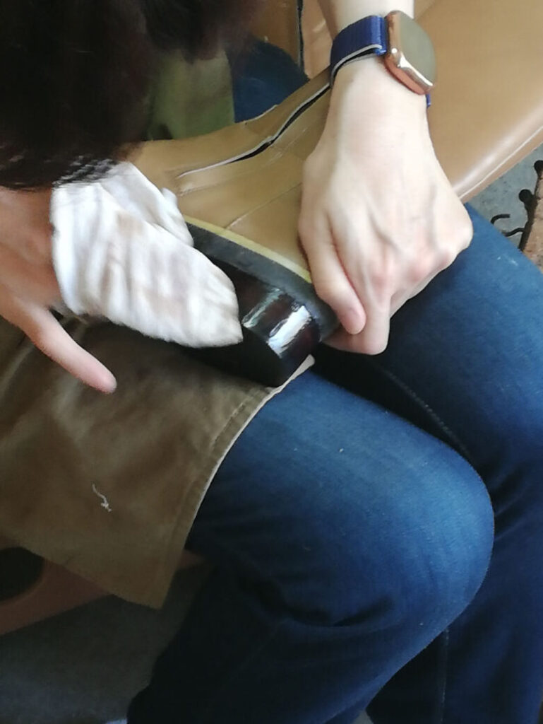 Tさんジョッキーブーツヒール磨き